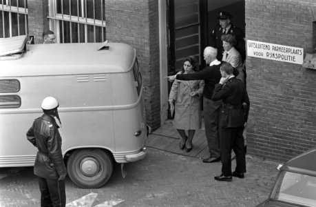 Yvonne Paul veroordeeld. Hier verlaat zij het gerechtsgebouw te Haarlem, Bestanddeelnr 921-4142