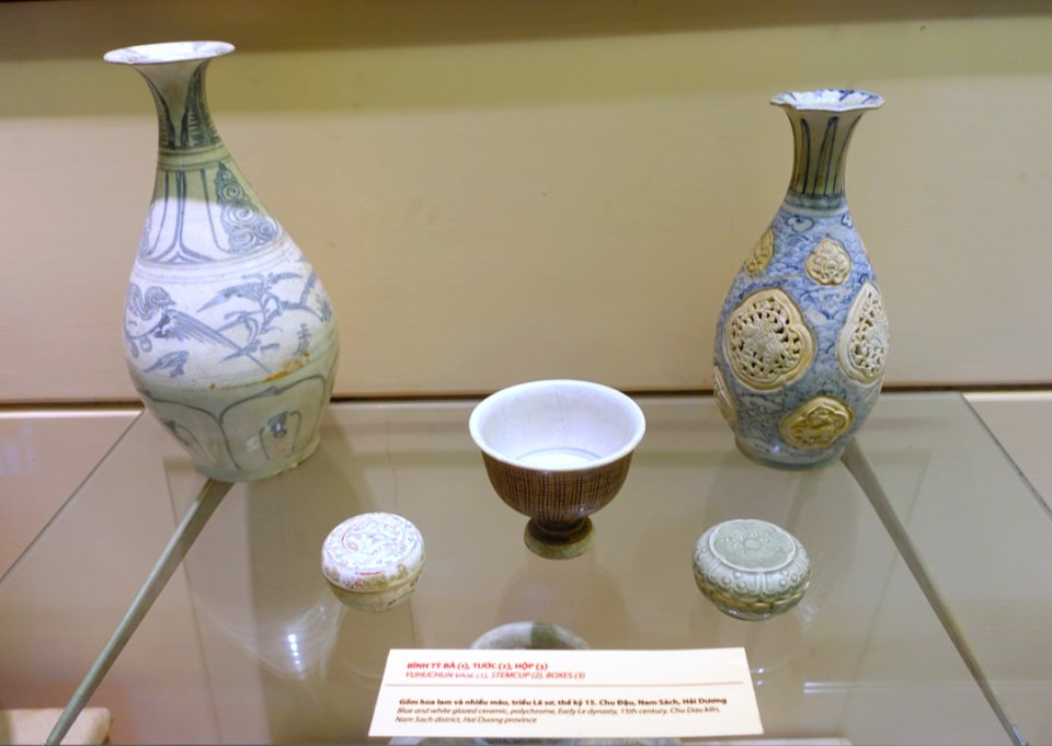 Yuhuchun vase, stemcup, and boxes, Chu Dau kiln, Hai Duong, Early Le dynasty, 15th century AD, blue & white glazed ceramic with polychrome - National Museum of Vietnamese History - Hanoi, Vietnam - DSC05691