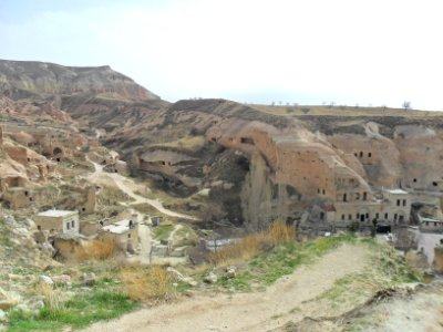 Yukarıdan Çavuşin köyü ve Çavuşin Eski Kaya Cami