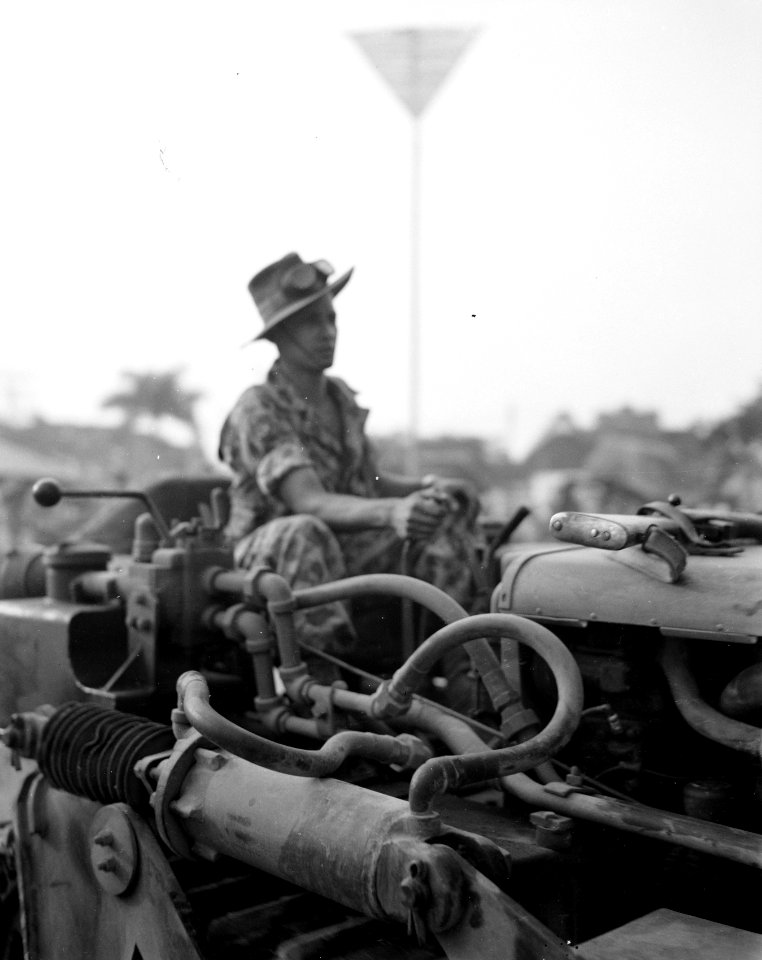 Y-Brigade in Palembang. Bulldozer is aan land, Bestanddeelnr 10321