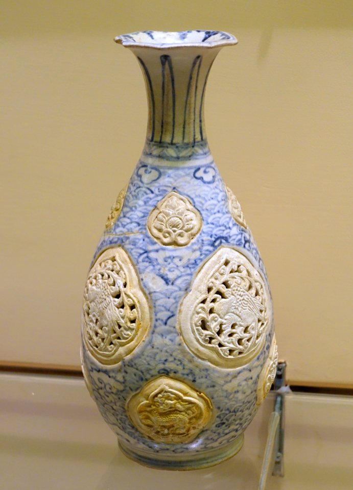 Yuhuchun vase, Chu Dau kiln, Hai Duong, Early Le dynasty, 15th century AD, blue & white glazed ceramic with polychrome - National Museum of Vietnamese History - Hanoi, Vietnam - DSC05692