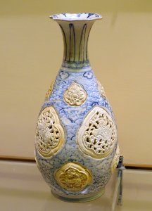 Yuhuchun vase, Chu Dau kiln, Hai Duong, Early Le dynasty, 15th century AD, blue & white glazed ceramic with polychrome - National Museum of Vietnamese History - Hanoi, Vietnam - DSC05692