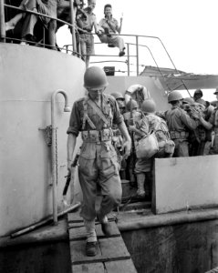Y-Brigade in Palembang. Manschappen verlaten de LST Pelikaan, Bestanddeelnr 10309