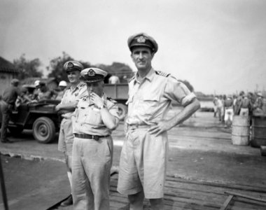 Y-Brigade in Palembang. Marine-officieren op de kade., Bestanddeelnr 10308