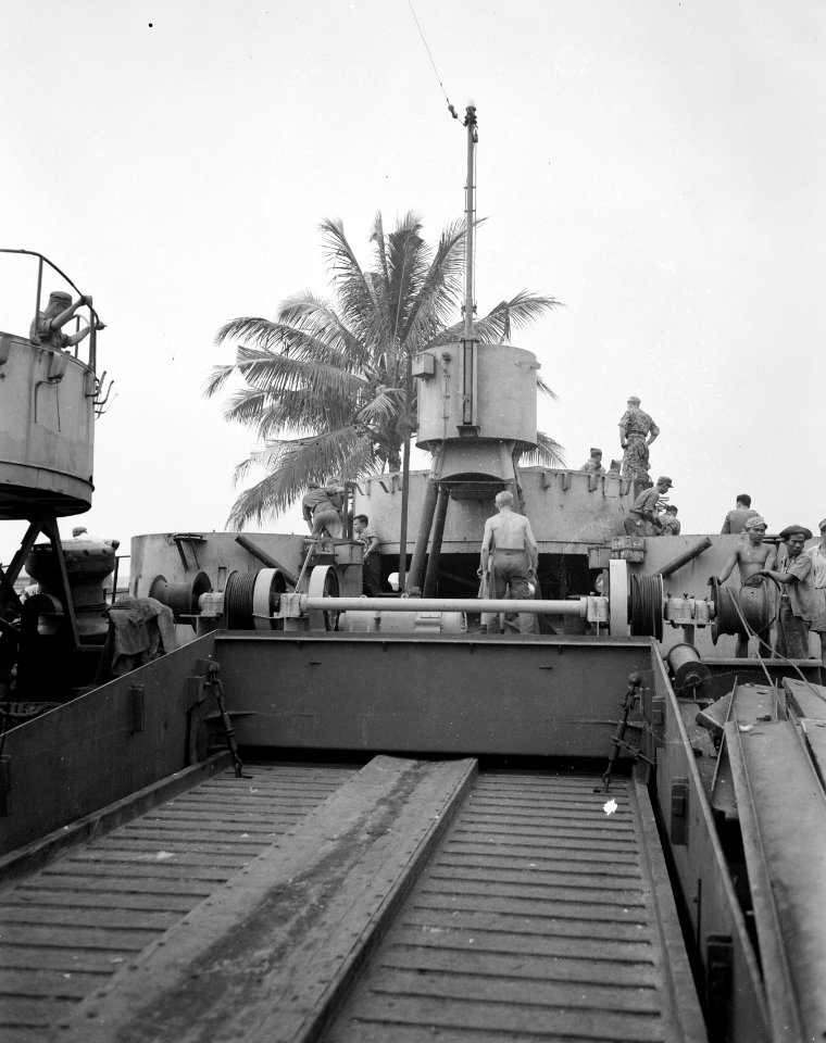 Y-Brigade in Palembang. Uitladen van het LST (landingsvaartuig) Pelikaan, Bestanddeelnr 10298