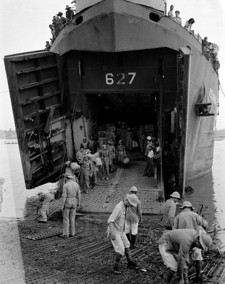 Y-Brigade in Palembang. Manschappen verlaten het LST (landingsvaartuig) Pelikaan, Bestanddeelnr 10297