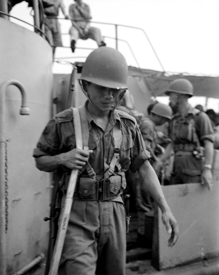 Y-Brigade in Palembang Manschappen verlaten de LST Pelikaan, Bestanddeelnr 10310