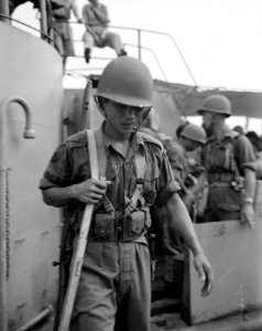 Y-Brigade in Palembang Manschappen verlaten de LST Pelikaan, Bestanddeelnr 10310