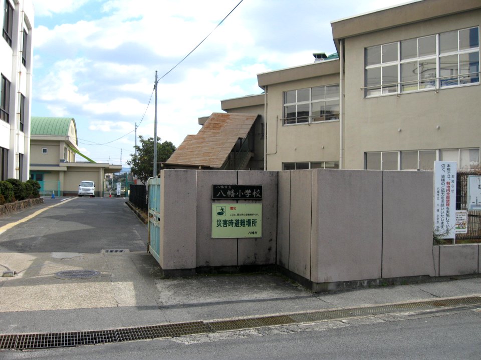 Yawata-shiritsu yawata elementary school main-gate