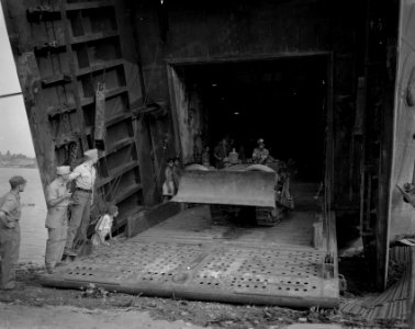 Y-Brigade in Palembang. De boegdeuren van een LST zijn geopend. Een bulldozer k…, Bestanddeelnr 10317
