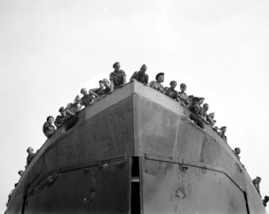 Y-Brigade in Palembang. Aankomst van een LST met nummer 1040. Zicht op de boeg, Bestanddeelnr 10314