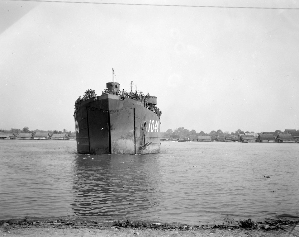 Y-Brigade in Palembang. Aankomst van een LST met nummer 1040, Bestanddeelnr 10313