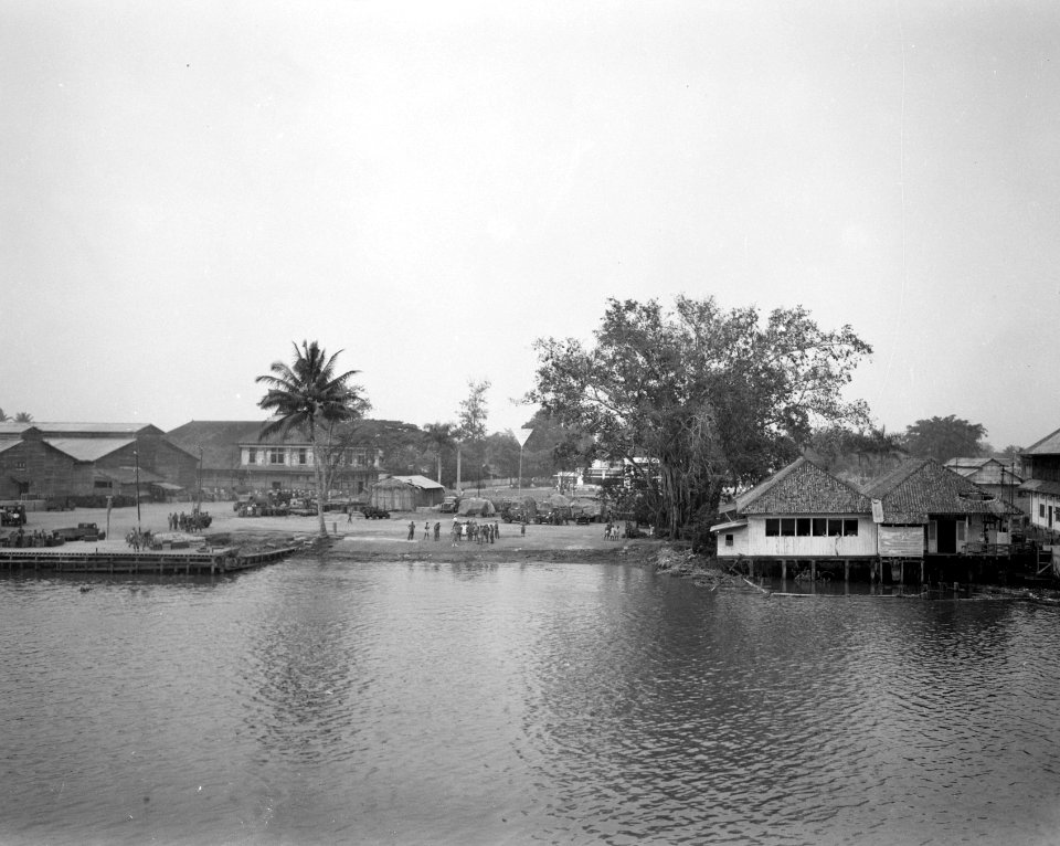 Y-Brigade in Palembang. Landingsplaat van de LST Pelikaan, Bestanddeelnr 10300