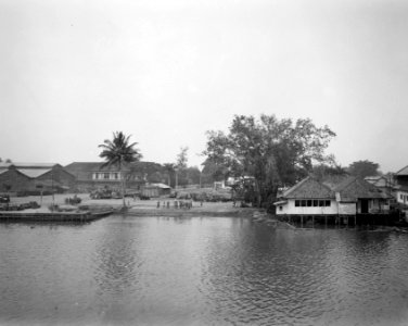Y-Brigade in Palembang. Landingsplaat van de LST Pelikaan, Bestanddeelnr 10300
