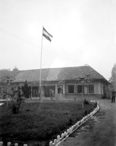 Y-Brigade in Palembang. Hoofdkwartier. De Nederlandse vlag wappert, Bestanddeelnr 10324