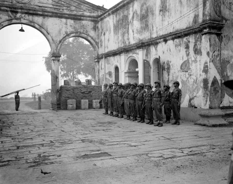 Y-Brigade in Palembang. Hoofdkwartier. Wisseling van de Wacht op de benteng. Ned, Bestanddeelnr 10330