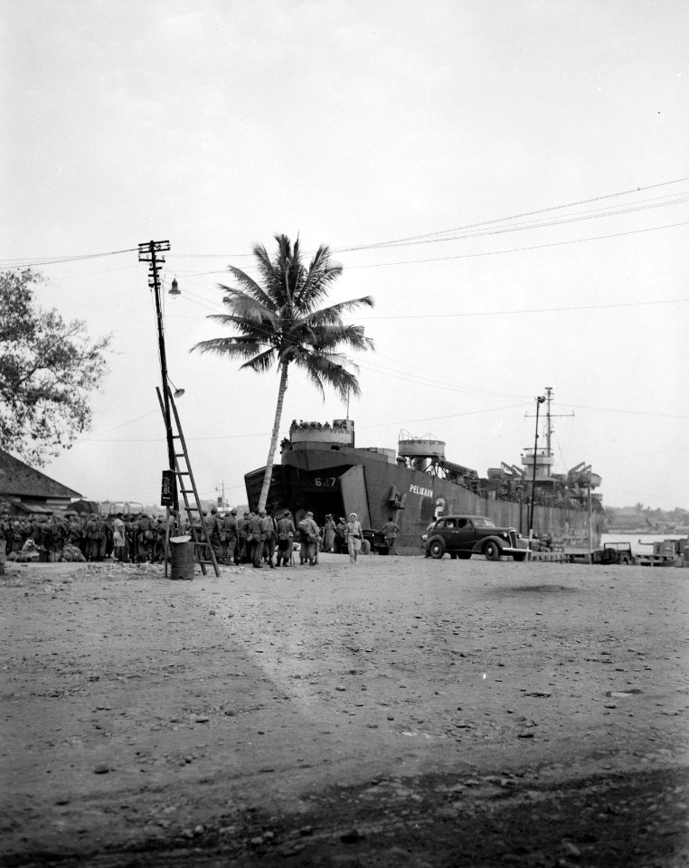 Y-Brigade te Palembang Uitladen van het LST (landingsvaartuig) Pelikaan, Bestanddeelnr 10302