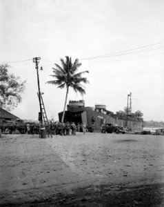 Y-Brigade te Palembang Uitladen van het LST (landingsvaartuig) Pelikaan, Bestanddeelnr 10302