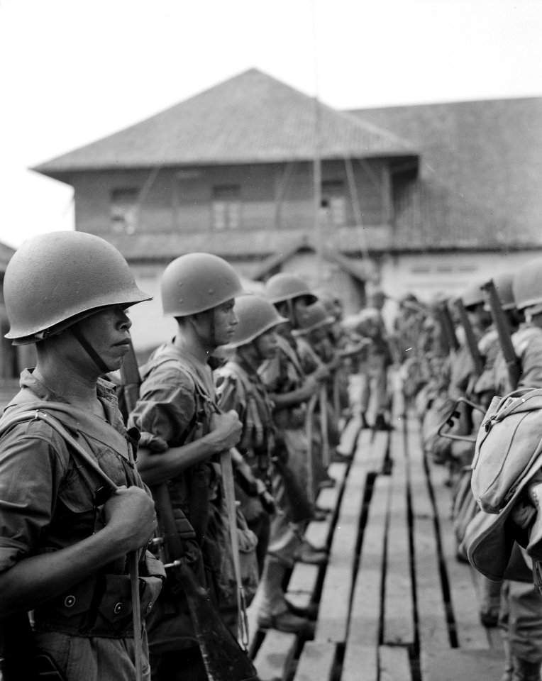 Y-Brigade in Palembang. Manschappen staan aangetreden op een steiger, Bestanddeelnr 10311