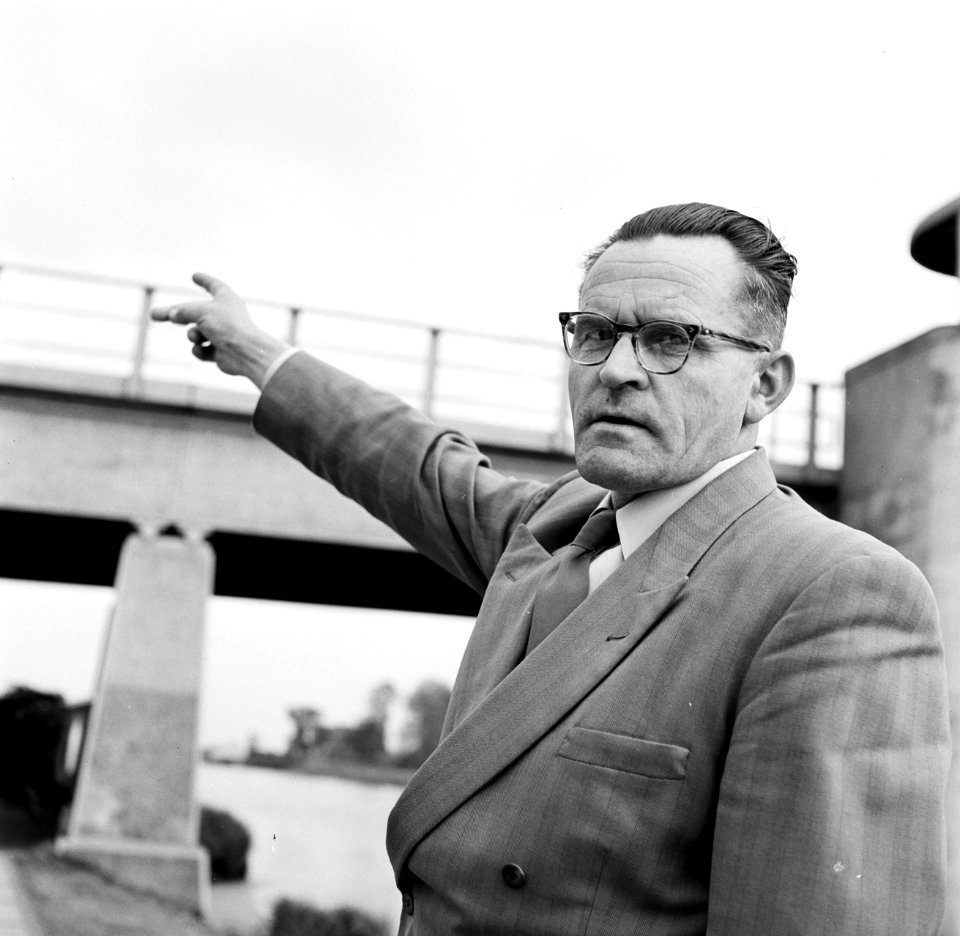 Ynse Postma bij het gedenkteken voor de fusillade van 11 april 1945 aan de voet , Bestanddeelnr 254-3345
