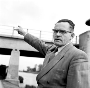 Ynse Postma bij het gedenkteken voor de fusillade van 11 april 1945 aan de voet , Bestanddeelnr 254-3345