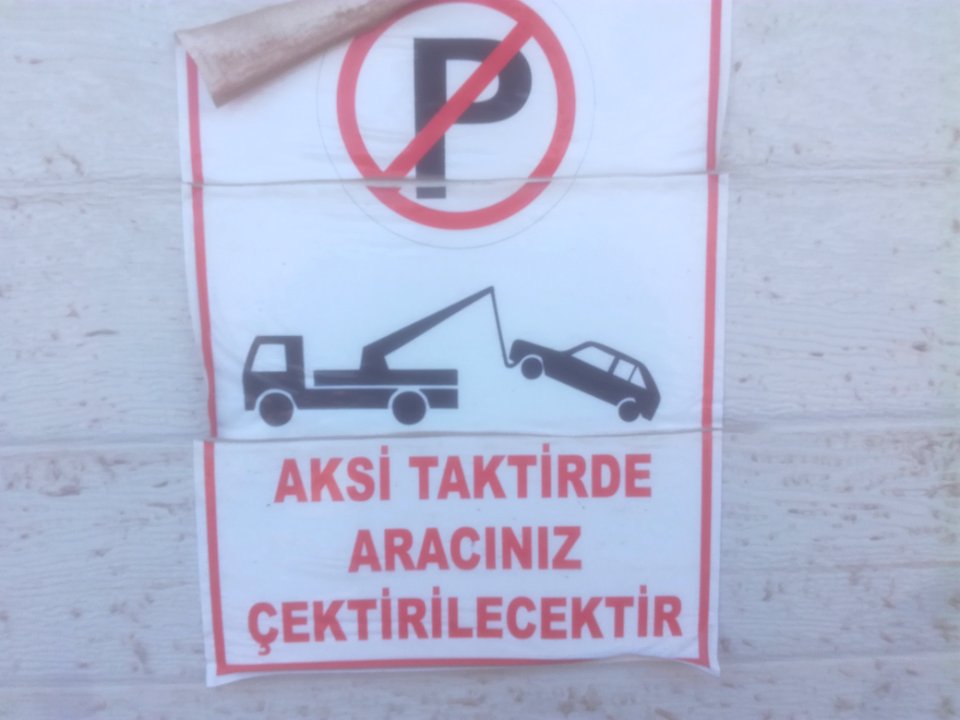 Yazım hatası olan park yapılmaz levhası