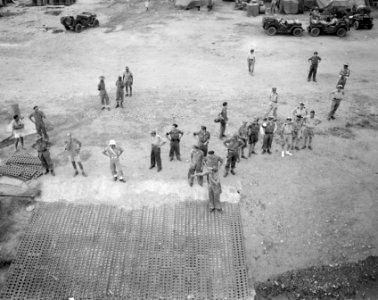 Y-Brigade in Palembang. Uitladen van het LST (landingsvaartuig) Pelikaan. Op d …, Bestanddeelnr 10299
