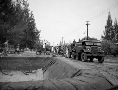 Y-Brigade in Palembang. Tankwagens vullen reservoirs, Bestanddeelnr 10291