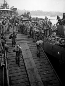 Y-Brigade in Palembang. Manschappen verlaten het LST (landingsvaartuig) Pelikaan, Bestanddeelnr 10289