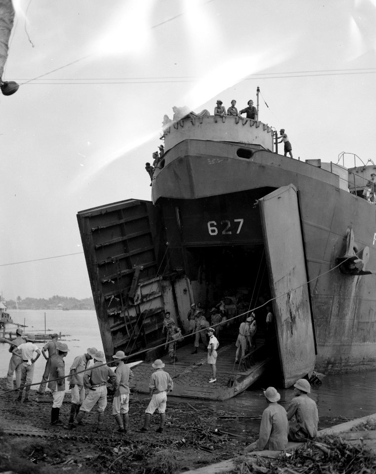 Y-Brigade in Palembang Uitladen van het LST (landingsvaartuig) Pelikaan, Bestanddeelnr 10296