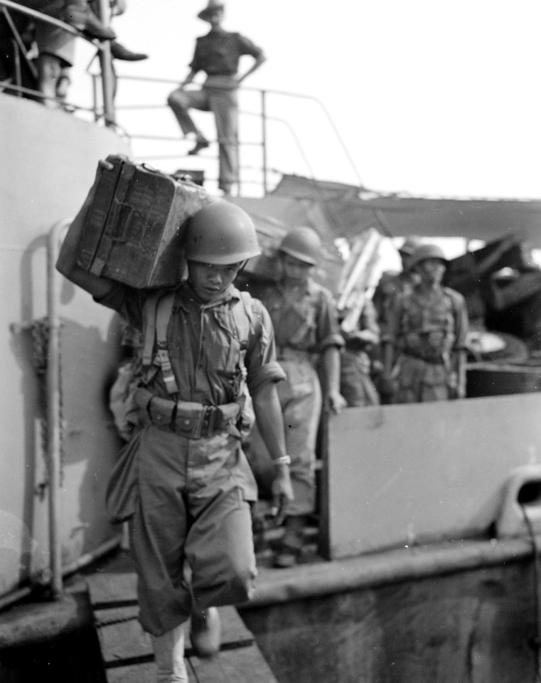 Y-Brigade in Palembang. Uitladen van het LST (landingsvaartuig) Pelikaan. KNIL-m, Bestanddeelnr 10305