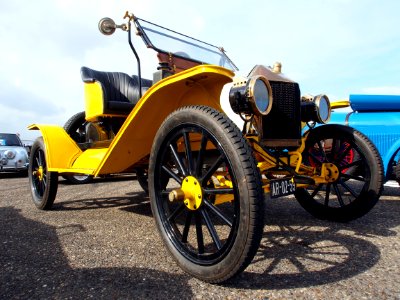 Yellow 1914 Ford T Runabout pic1-016