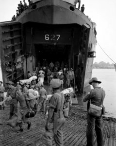 Y-Brigade te Palembang. Uitladen van het LST (landingsvaartuig) Pelikaan, Bestanddeelnr 10301