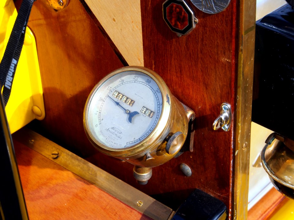 Yellow 1914 Ford T Runabout pic1-009