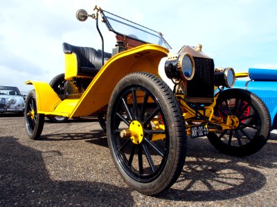 Yellow 1914 Ford T Runabout pic1-014