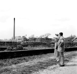 Ynse Postma en echtgenote bij het gedenkteken voor de fusillade van 11 april 194, Bestanddeelnr 254-3343