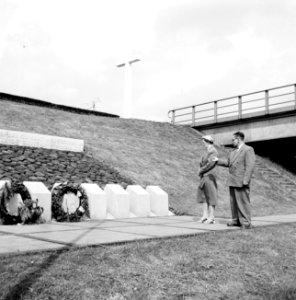 Ynse Postma en echtgenote bij het gedenkteken voor de fusillade van 11 april 194, Bestanddeelnr 254-3344