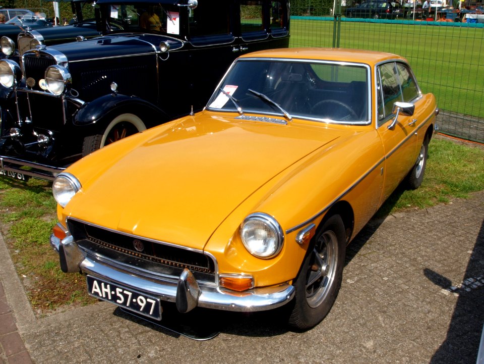 Yellow 1970 MG BGT, Dutch licence registration AH-57-97