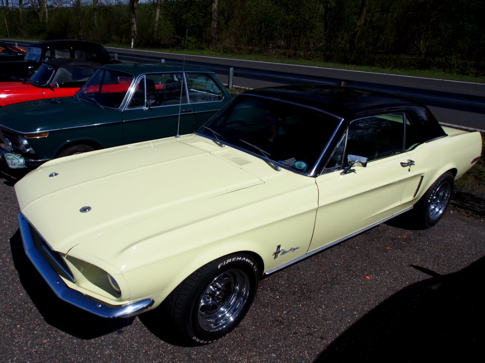 Yellow 1968 Ford Mustang pic3