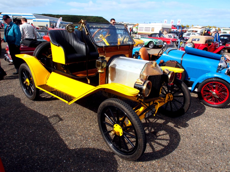 Yellow 1914 Ford T Runabout pic1-002