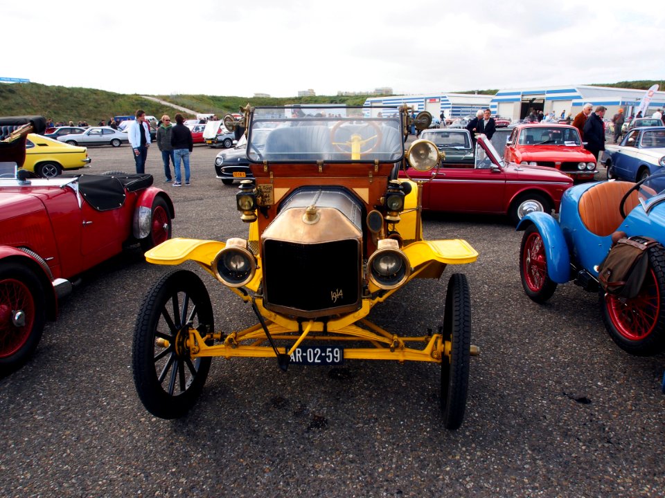 Yellow 1914 Ford T Runabout pic1-017