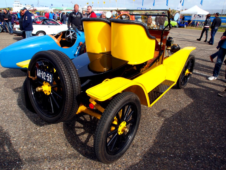 Yellow 1914 Ford T Runabout pic1-012