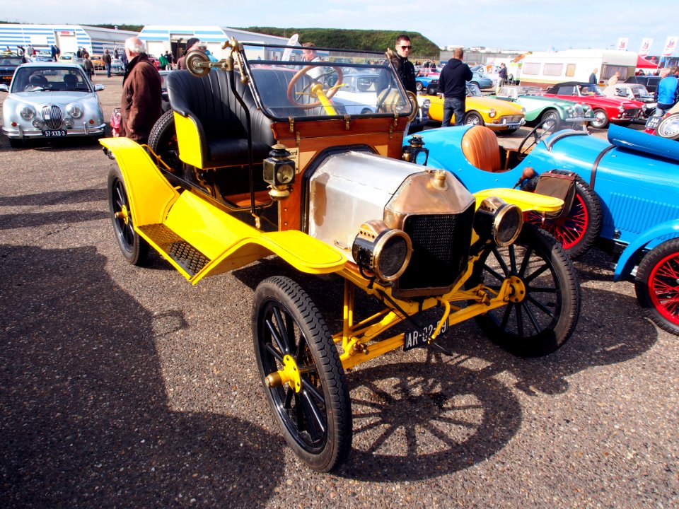 Yellow 1914 Ford T Runabout pic1-001