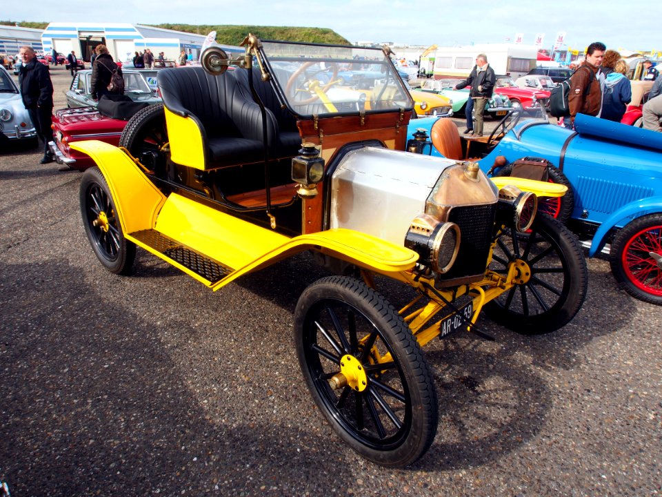 Yellow 1914 Ford T Runabout pic1-013
