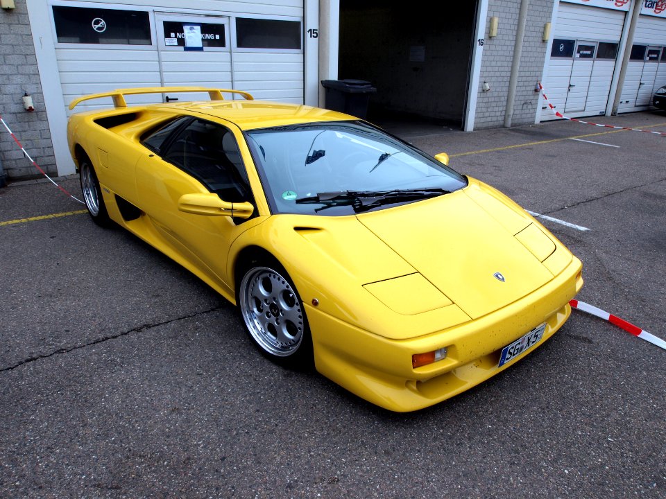 Yellow Lamborghini pic2
