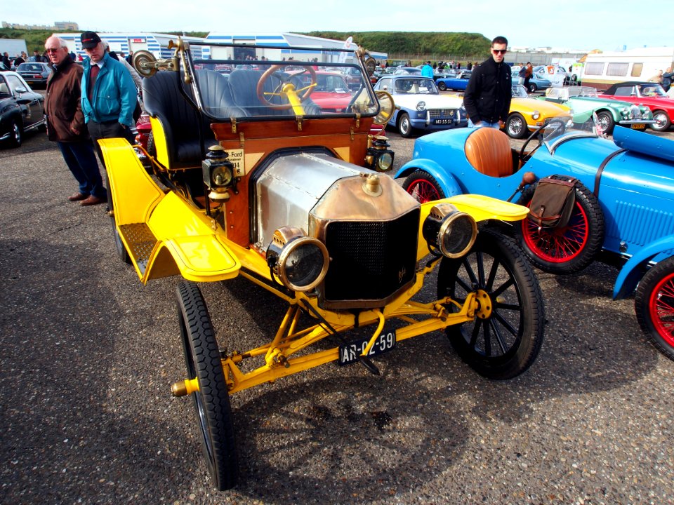Yellow 1914 Ford T Runabout pic1-003