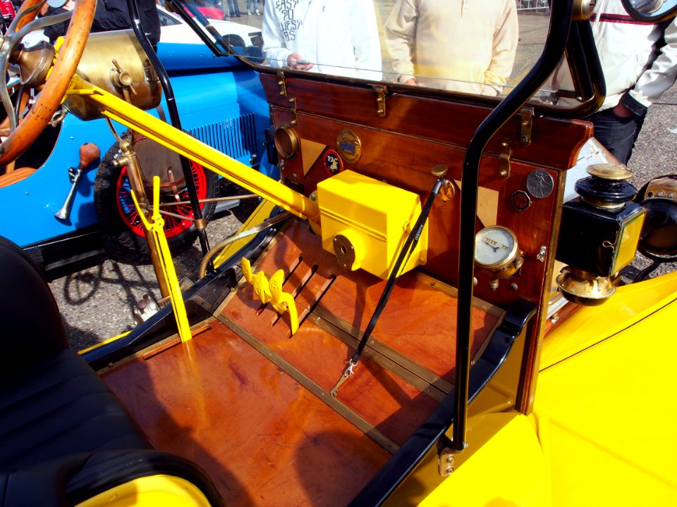 Yellow 1914 Ford T Runabout pic1-007