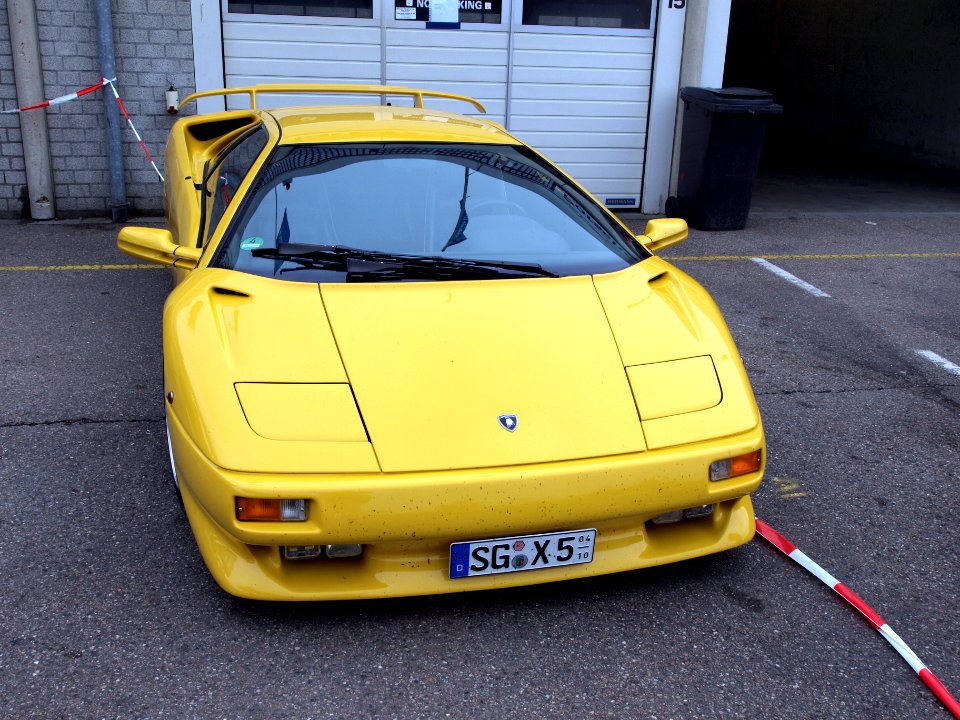 Yellow Lamborghini pic1