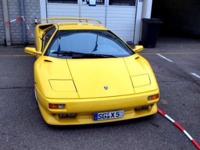 Yellow Lamborghini pic1