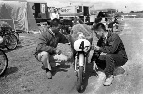 Yoshimi Katayama (Japan, 125cc) van het Suzuki-team (links) met een mecanicien, Bestanddeelnr 920-4262